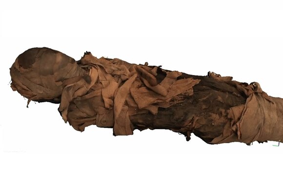 Corpo bendato mummificato su sfondo completamente bianco