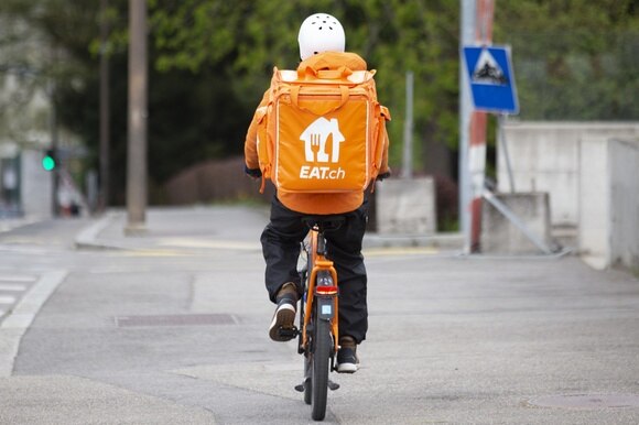 Un corriere per la consegna di cibo in bicicletta.