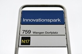 Primo piano di cartello di fermata del bus chiamata Innovationspark