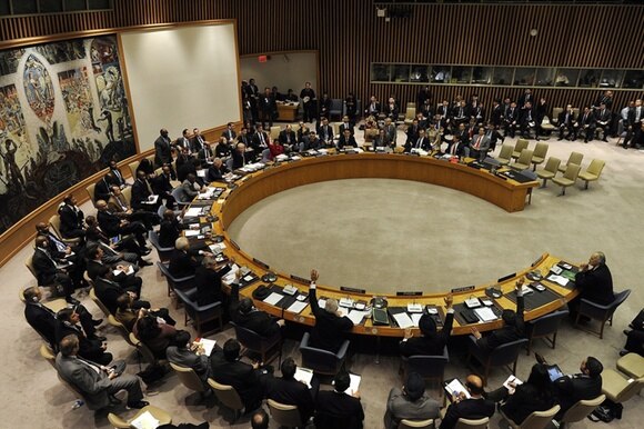 Vista dall alto della sala del Consiglio di sicurezza in una riunione in anni recenti; emiciclo quasi interamente occupato
