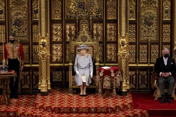 Elisabetta II durante il suo discorso in Parlamento.