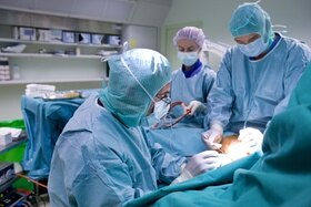 Medici al lavoro in sala operatoria durante un intervento.