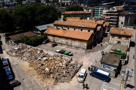 Le macerie dopo la distruzione del centro autogestito all ex macello di Lugano.
