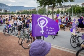 Bandiera viola dello sciopero delle donne