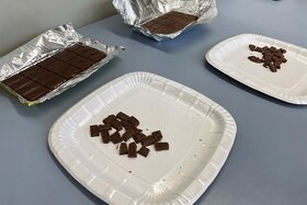 pezzi di cioccolato su piatti di carta