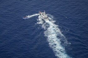 La nave della guardia costiera libica all inseguimento di un natante con migranti a bordo.