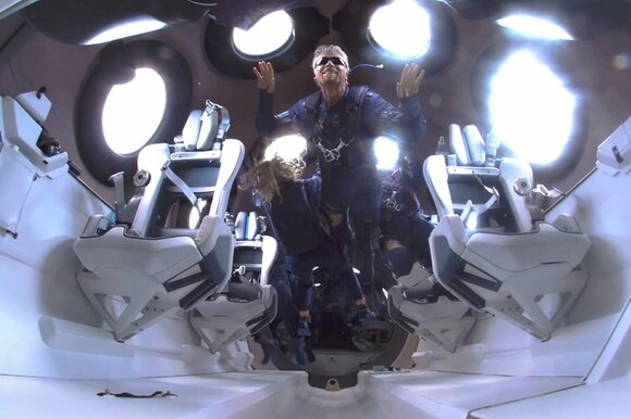 uomo che fluttua nella cabina di un aereo futuristicopriva di gravità