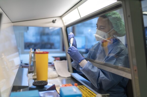Test per verificare la presenza del coronavirus in un laboratorio di Zurigo.