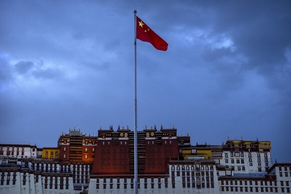 Una bandiera cinese sventola a Lhasa davanti a Palazzo Potala.