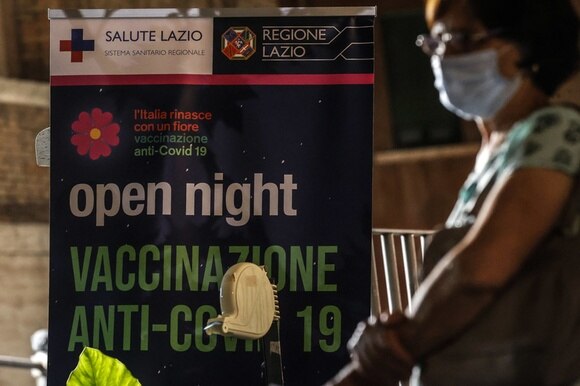 cartello con scritta open night vaccinazioni anti-covid-19