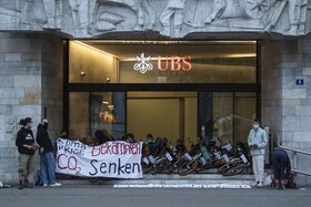 Manifestanti davanti alla filiale di Ubs a Zurigo.