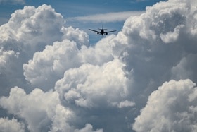 UN aereo in mezzo alle nuvole.