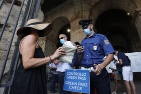 Una guardai giurata controlla il green pass all entrata del Colosseo a Roma.