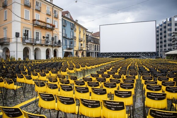 sedie gialle di fronte a uno schermo cinematografico all aperto