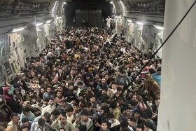persone stipate nella carlinga di un aereo