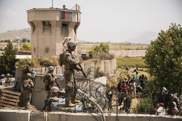 soldati armati sorvegliano torre di controllo di aeroporto