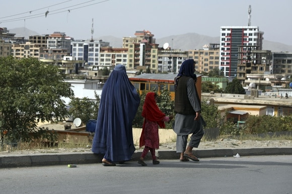 Une famille afghane dans les rues de Kaboul
