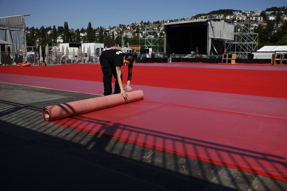 Il tappeto rosso viene nuovamente arrotolato: il festival è definitivamente annullato.