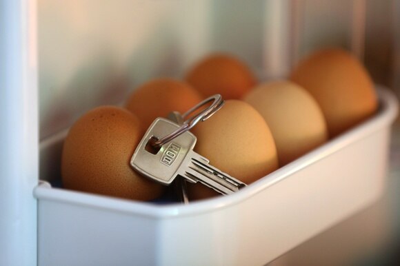 Una chiave tra le uova nel frigorifero.