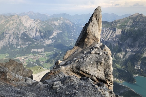 vetta rocciosa di una montagna