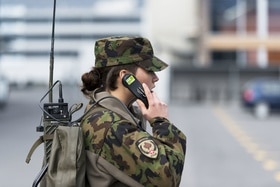 Un militare donna che parla in una radio dell esercito.