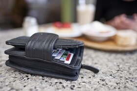 portafoglio nero appoggiato su un tavolo