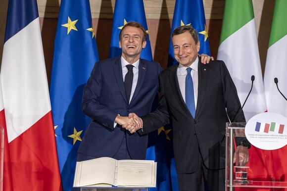 Sorridenti Emmanuel Macron e Mario Draghi