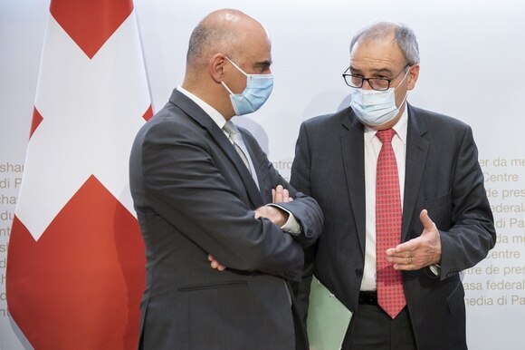 A sinistra il ministra della Sanità Alain Berset e a destra il presidente della Confederazione Guy Parmelin.