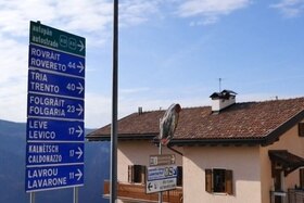 Cartelli stradali a Luserna che indicano la distanza dai maggiori poli del Trentino.
