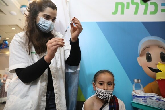 Vaccinazioni a tappeto anche sui bimbi in Israele per contrastare la diffusione di Omicron.