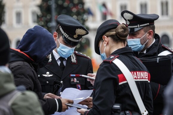 CArabinieri controllano il certificato covid davanti alla stazione termini di Roma