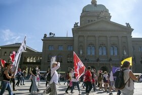 Manifestazione a Berna a sostegno delle pensioni delle donne.