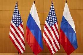 bandiere russe e bandiere statunitensi