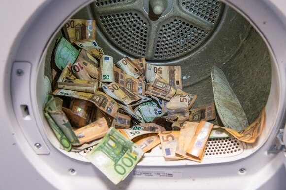 Euro e franchi in una lavatrice.