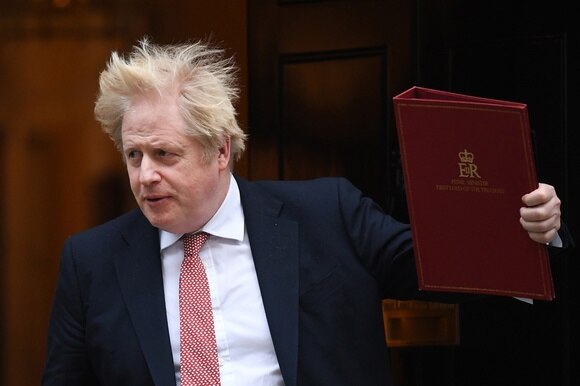 Boris Johnson davanti al 10 di Downing street.