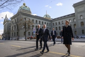 I consiglieri federali Parmelin (sinistra), Cassis e Keller-Sutter davanti a Palazzo federale a Berna.