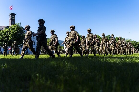 Soldati dell esercito svizzero mentre marciano.