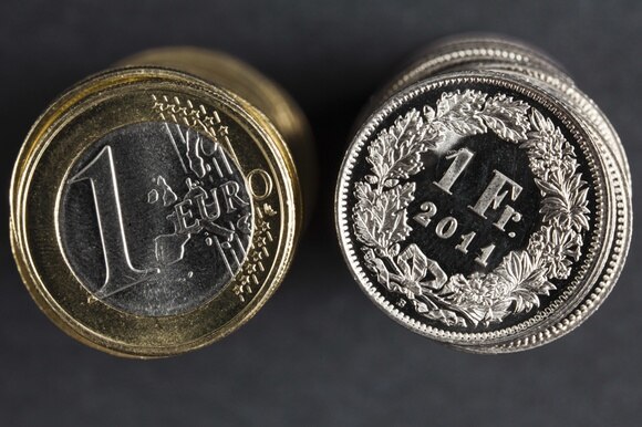 Una moneta di un euro e una di un franco svizzero