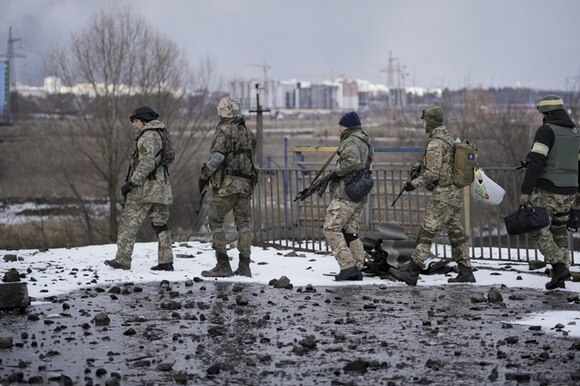Milizia ucraina a Irpin, non lontano dalla capitale Kiev.