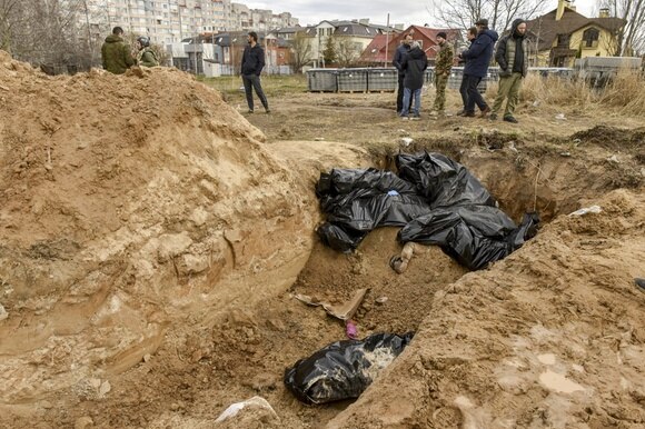 Cadaveri sepolti in fosse comuni a Bucha.