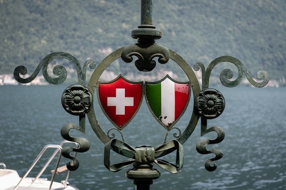 Le bandiere di Italia e Svizzera su un cancello del Museo delle dogane di Gandria.