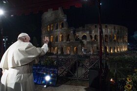 Bergoglio celebra la Via Crucis al Colosseo.