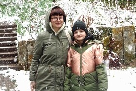 Viktoriia und Paulina im Schweizer Schnee.