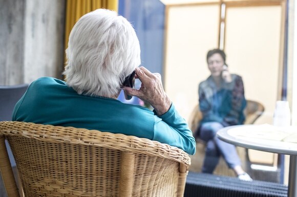 anziana parla al telefono