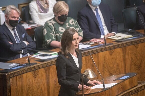 La prima ministra finlandese Sanna Marin mentre parla in parlamento.