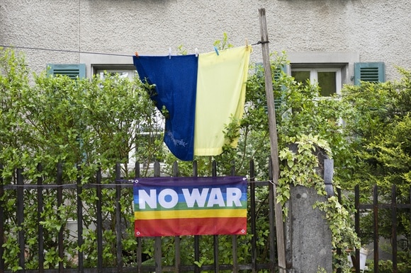 bandiera ucraina e bandiera della pace