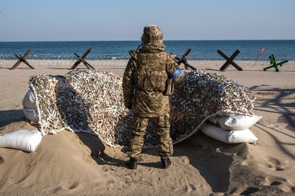 Soldato ucraino presidia la riva ad Odessa.