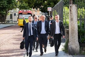 Platini e i suoi legali all arrivo nella sede della corte federale a Bellinzona.