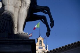 Una vista sul Quirinale, con la bandiera italiana
