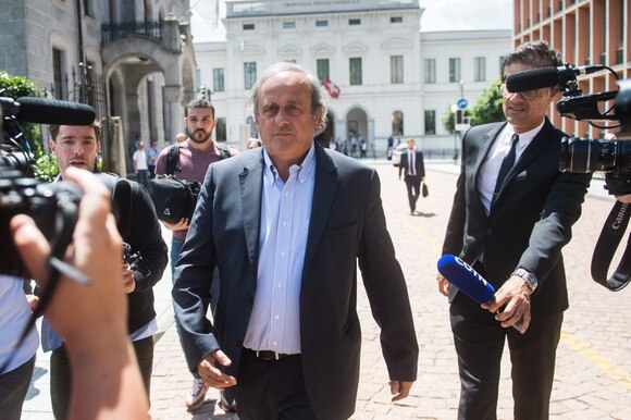 Michel Platini con i giornalisti nei giorni del processo a suo carico a Bellinzona.